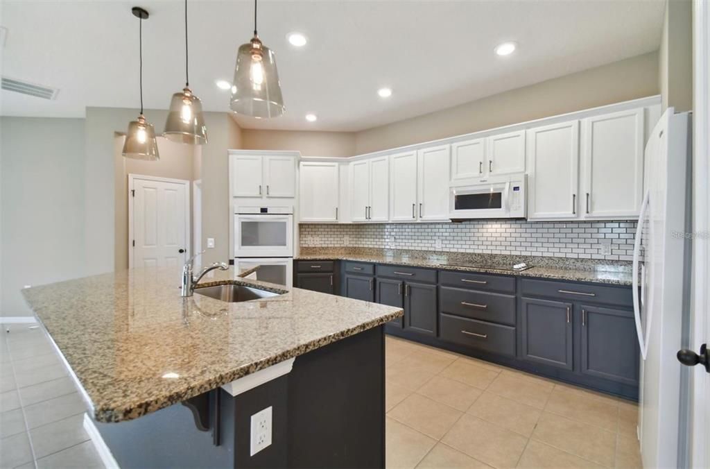 For Rent: $2,900 (4 beds, 2 baths, 1978 Square Feet)