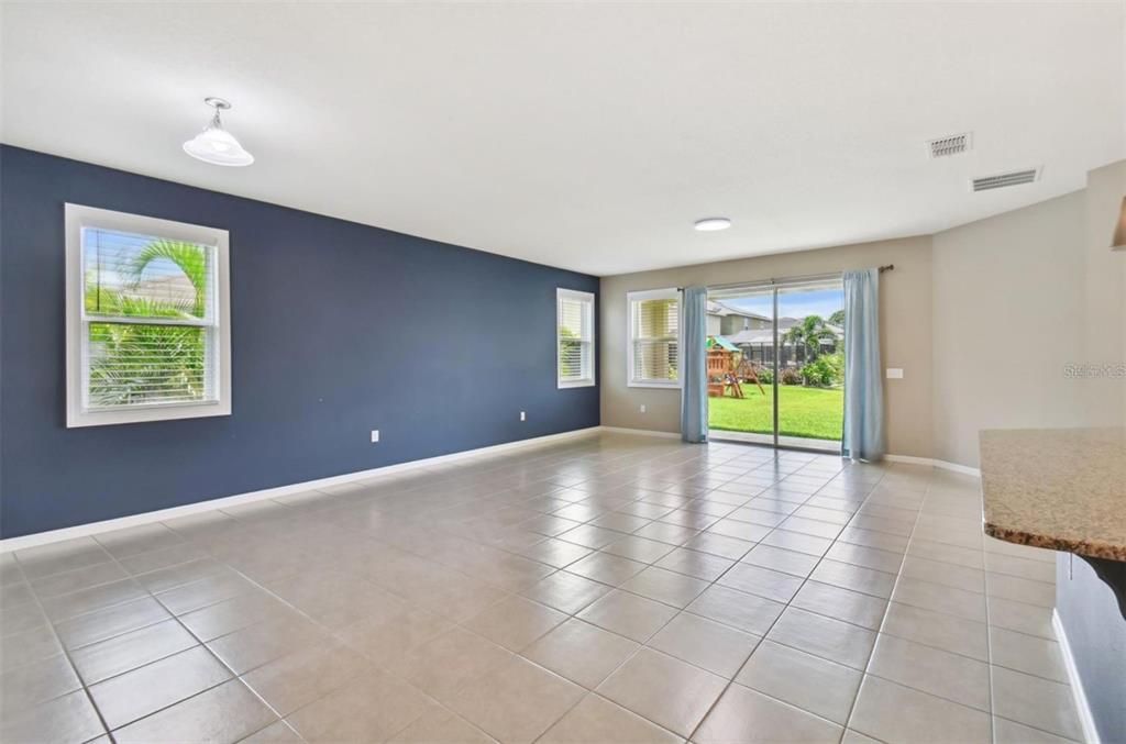 For Rent: $2,900 (4 beds, 2 baths, 1978 Square Feet)