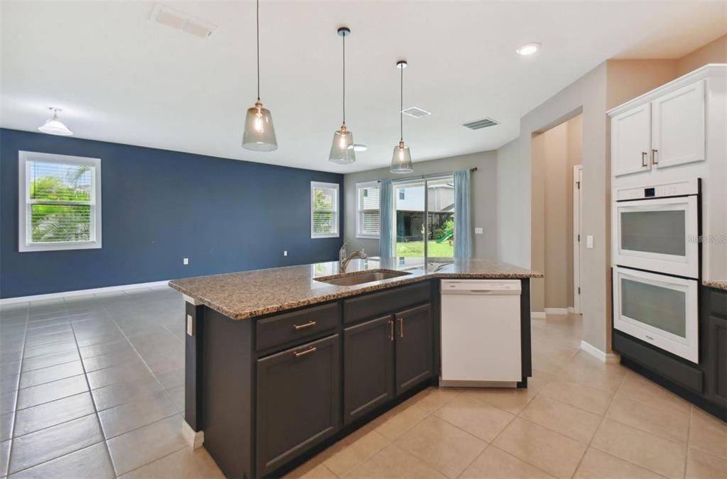 For Rent: $2,900 (4 beds, 2 baths, 1978 Square Feet)