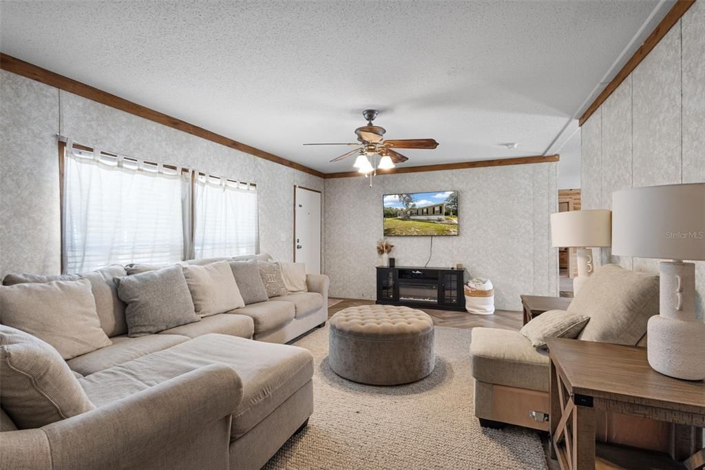 For Sale: $244,900 (4 beds, 2 baths, 1560 Square Feet)