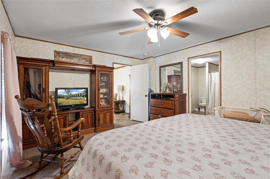 For Sale: $244,900 (4 beds, 2 baths, 1560 Square Feet)