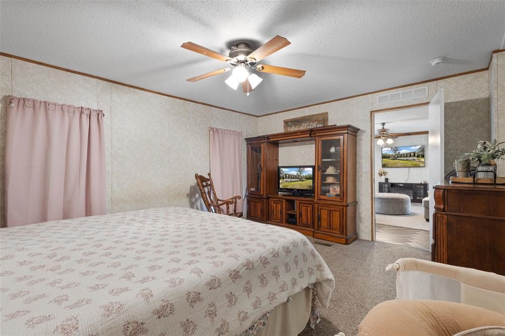 For Sale: $244,900 (4 beds, 2 baths, 1560 Square Feet)