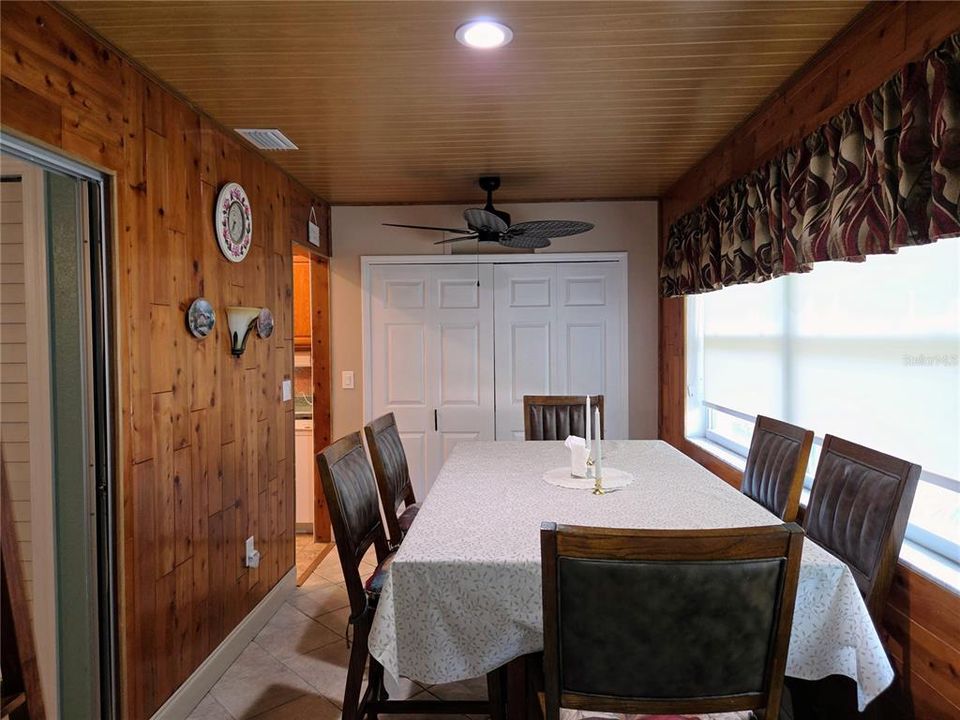 For Rent: $1,400 (2 beds, 1 baths, 1010 Square Feet)