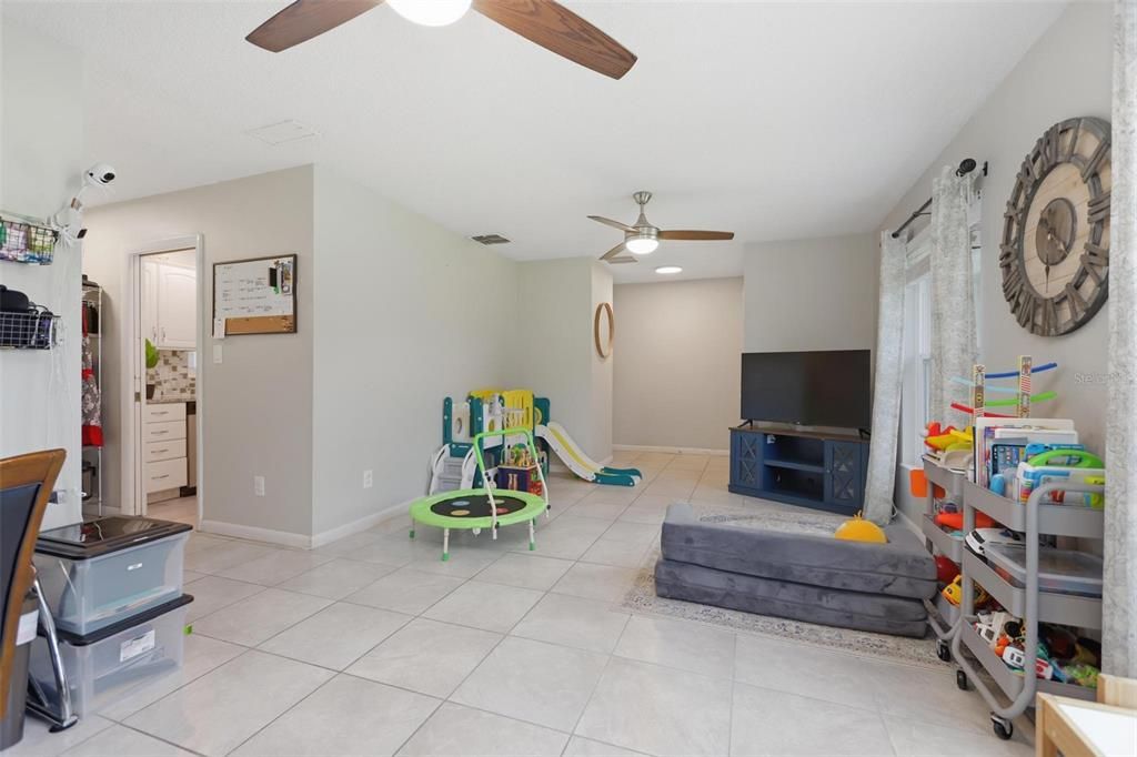For Sale: $365,000 (3 beds, 2 baths, 1606 Square Feet)