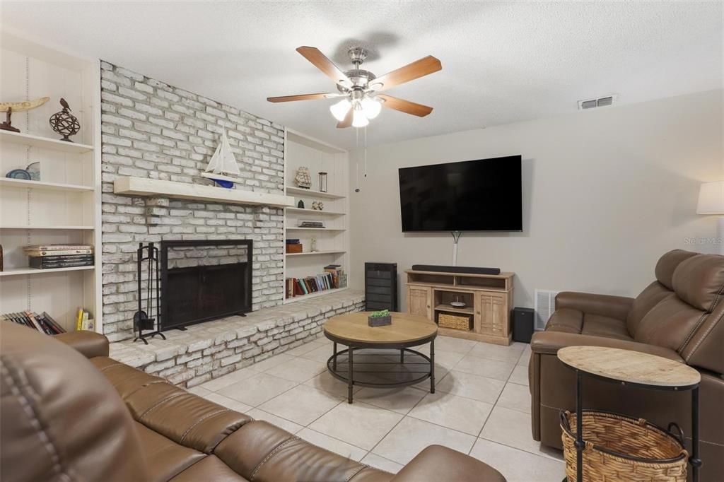 For Sale: $365,000 (3 beds, 2 baths, 1606 Square Feet)