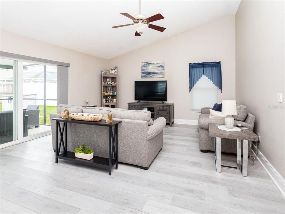 For Sale: $475,000 (4 beds, 2 baths, 1979 Square Feet)