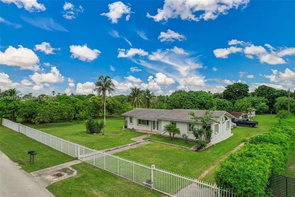 En Venta: $970,000 (3 camas, 2 baños, 1545 Pies cuadrados)