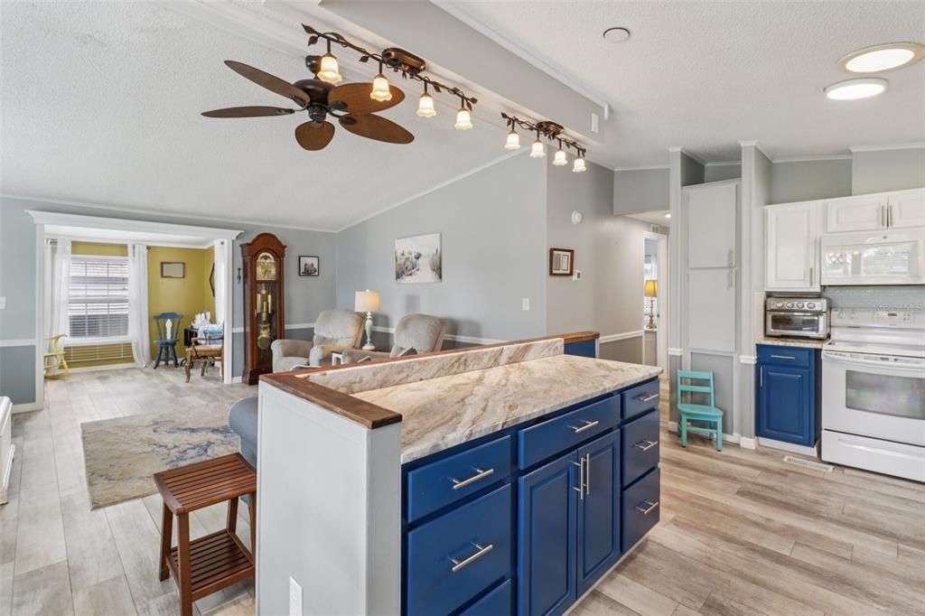 For Sale: $217,000 (2 beds, 2 baths, 1149 Square Feet)