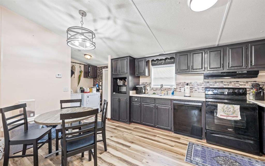 For Sale: $295,000 (3 beds, 2 baths, 1300 Square Feet)
