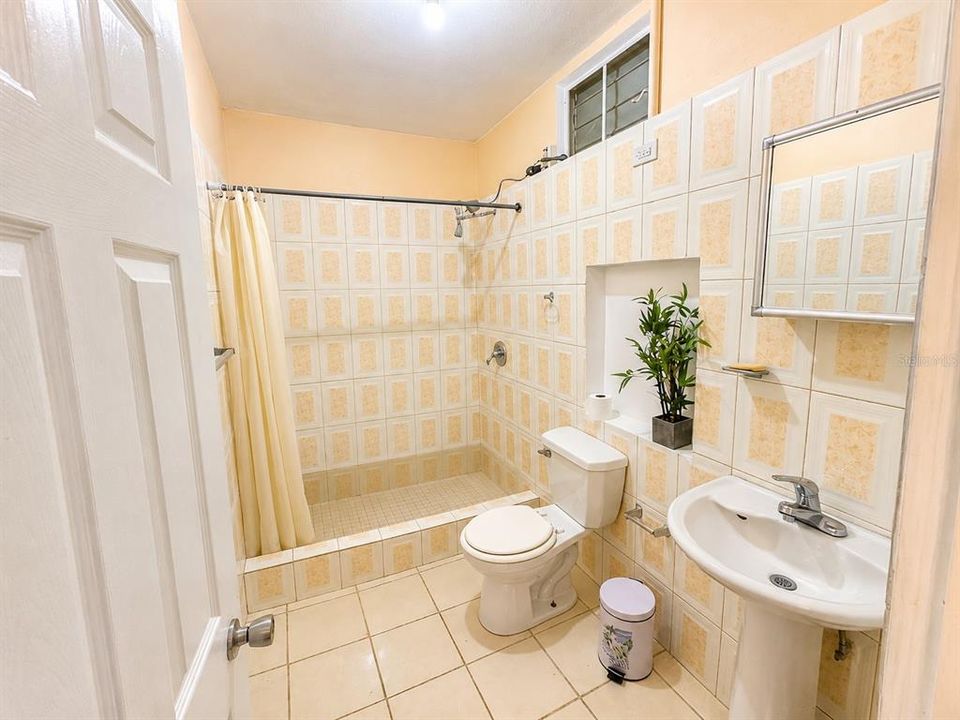 На продажу: $549,900 (8 спален, 0 ванн, 3640 Квадратных фут)