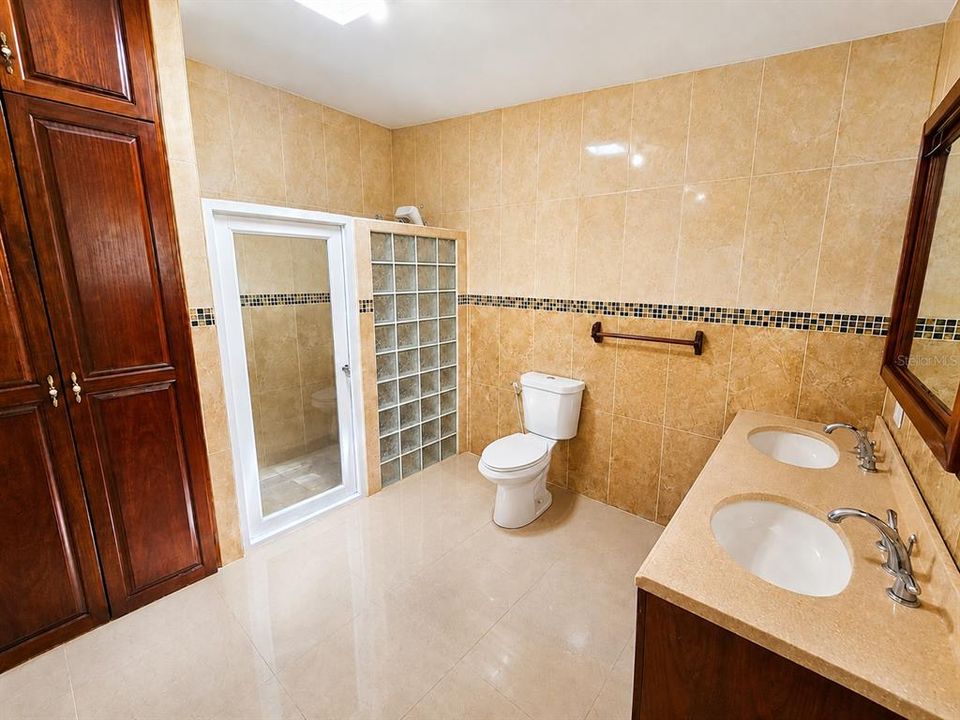 На продажу: $549,900 (8 спален, 0 ванн, 3640 Квадратных фут)