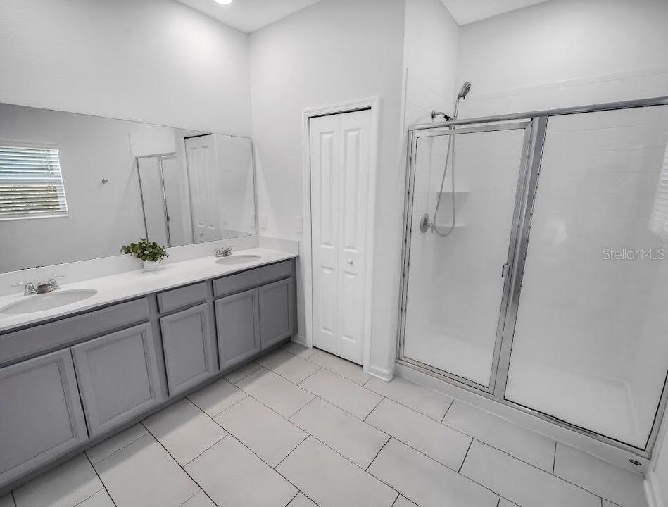 На продажу: $419,900 (4 спален, 2 ванн, 2439 Квадратных фут)