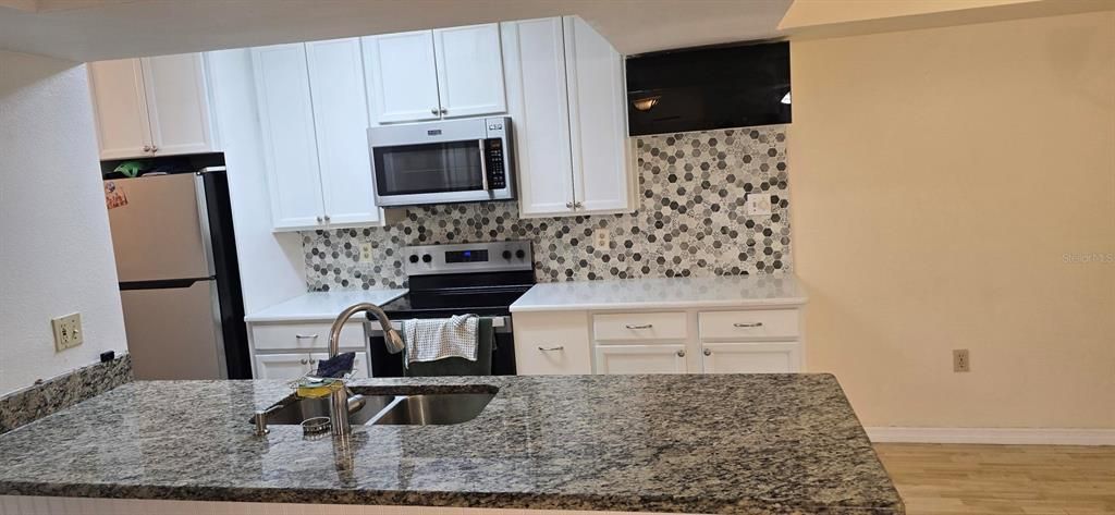 На продажу: $159,990 (2 спален, 2 ванн, 937 Квадратных фут)