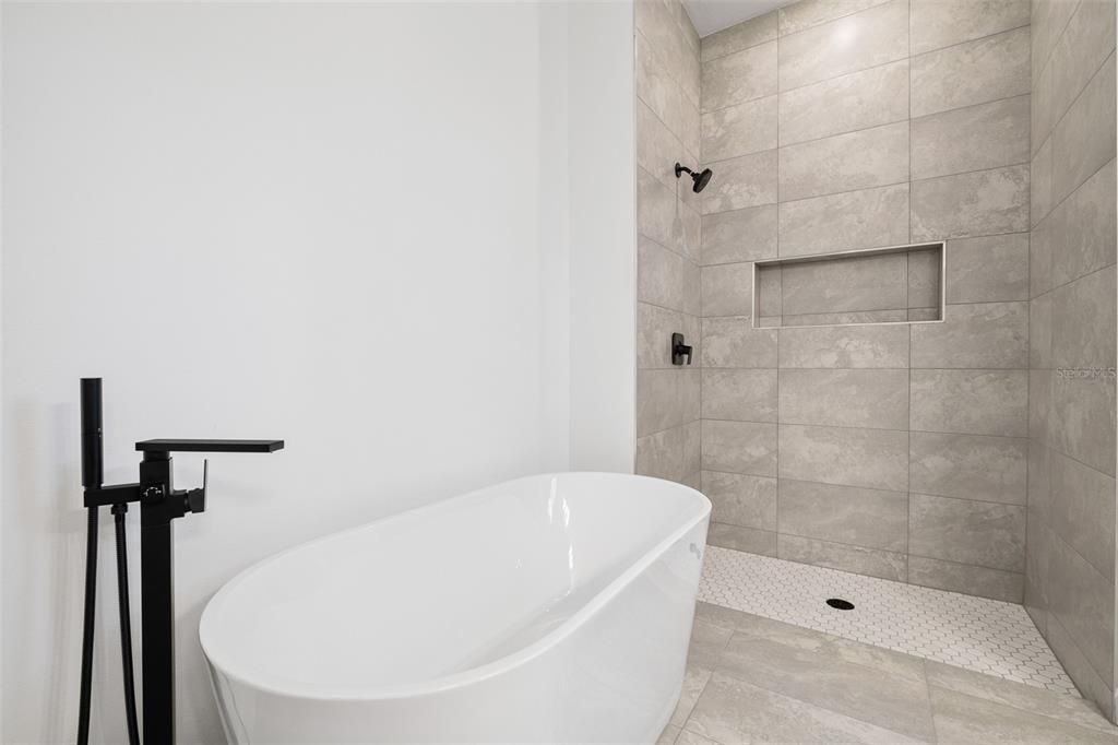 For Sale: $323,000 (4 beds, 3 baths, 1870 Square Feet)