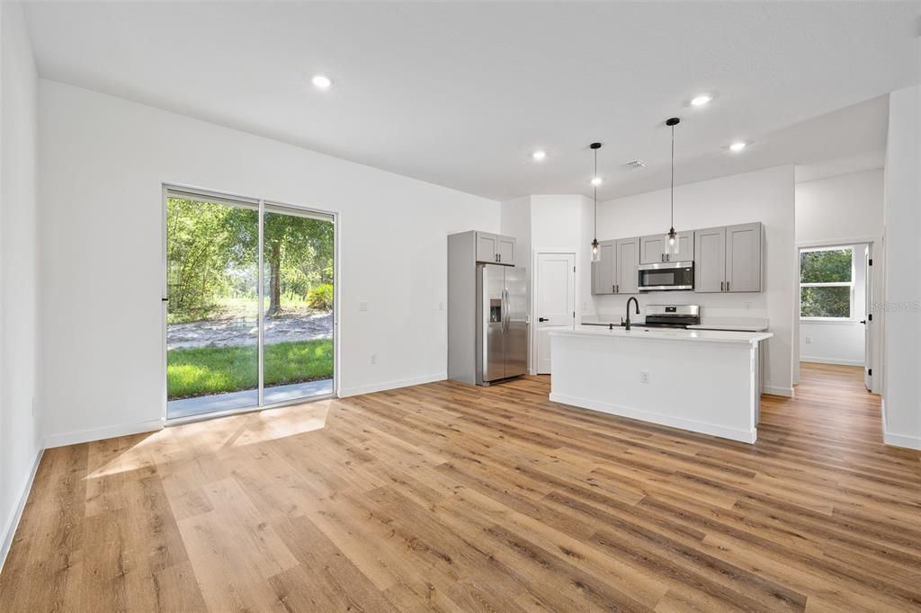 For Sale: $323,000 (4 beds, 3 baths, 1870 Square Feet)