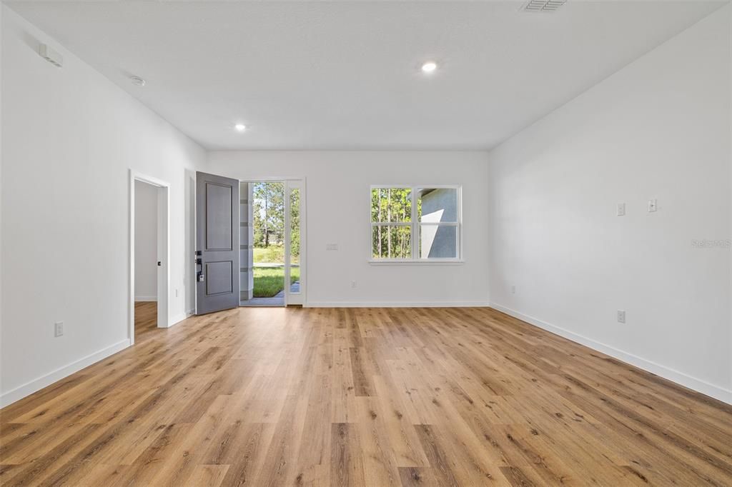 For Sale: $323,000 (4 beds, 3 baths, 1870 Square Feet)