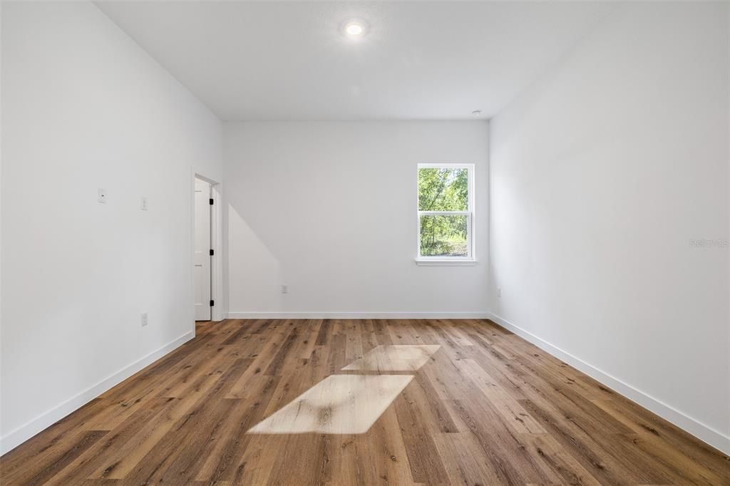 For Sale: $323,000 (4 beds, 3 baths, 1870 Square Feet)
