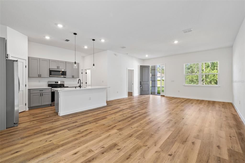 For Sale: $323,000 (4 beds, 3 baths, 1870 Square Feet)