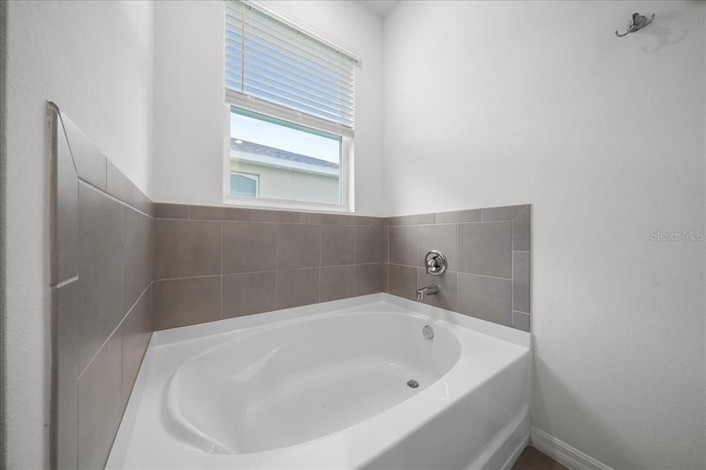 For Sale: $425,000 (2 beds, 2 baths, 1853 Square Feet)