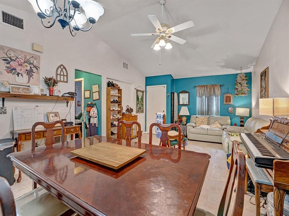 For Sale: $225,000 (2 beds, 2 baths, 1084 Square Feet)