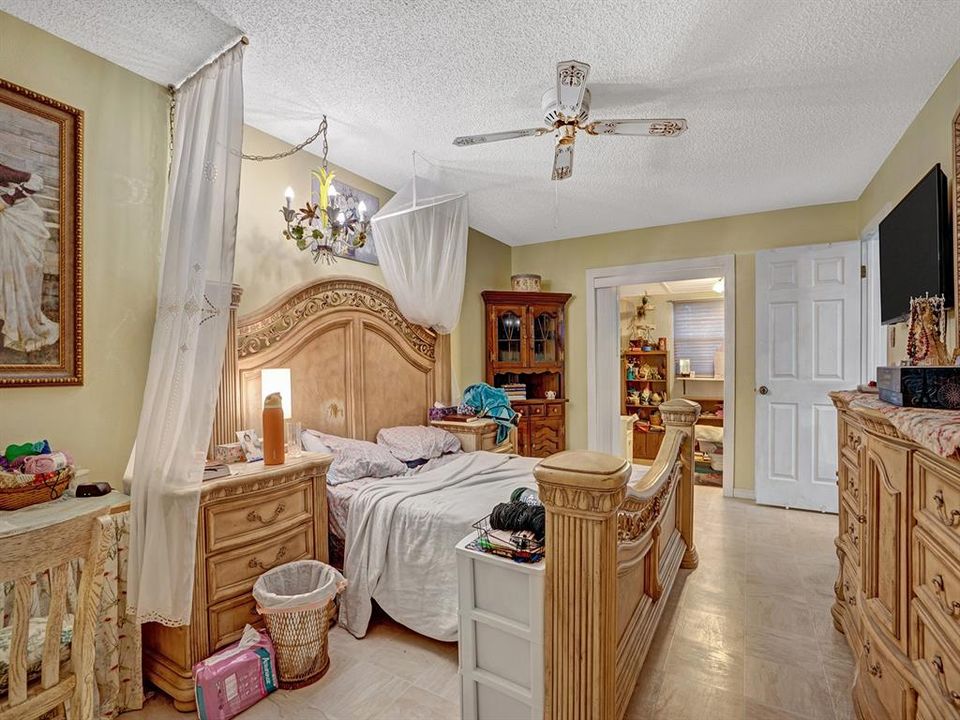 For Sale: $225,000 (2 beds, 2 baths, 1084 Square Feet)