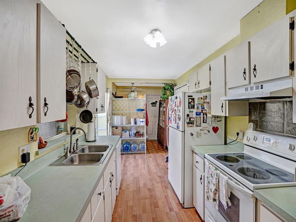 For Sale: $225,000 (2 beds, 2 baths, 1084 Square Feet)
