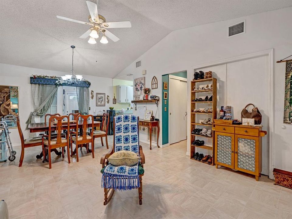 For Sale: $225,000 (2 beds, 2 baths, 1084 Square Feet)