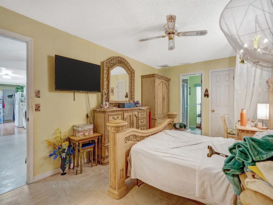 For Sale: $225,000 (2 beds, 2 baths, 1084 Square Feet)