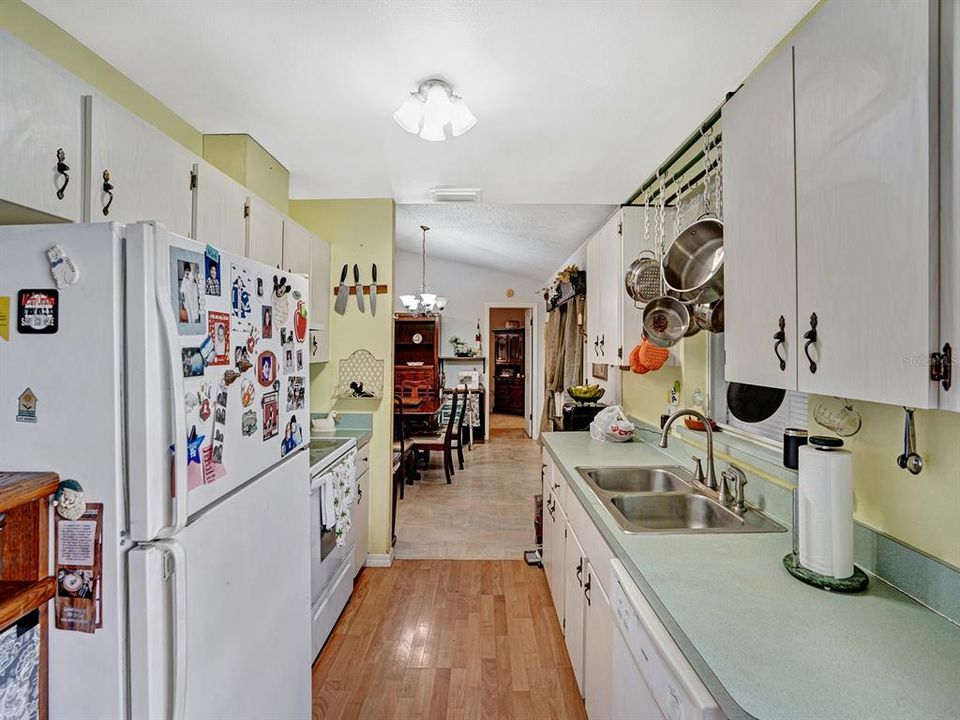 For Sale: $225,000 (2 beds, 2 baths, 1084 Square Feet)