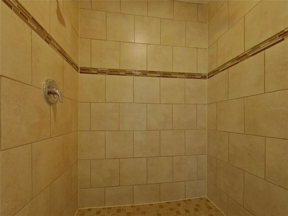 For Sale: $375,900 (5 beds, 3 baths, 2033 Square Feet)