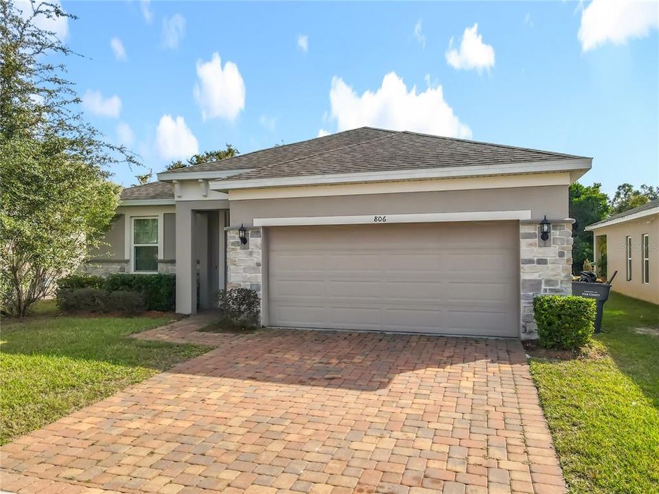 For Sale: $329,999 (3 beds, 2 baths, 1704 Square Feet)