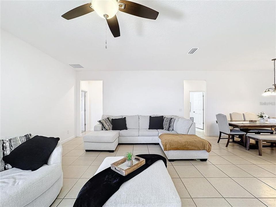 En Venta: $363,990 (4 camas, 3 baños, 2105 Pies cuadrados)