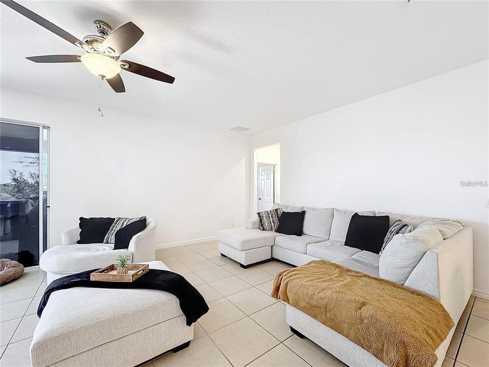 En Venta: $363,990 (4 camas, 3 baños, 2105 Pies cuadrados)