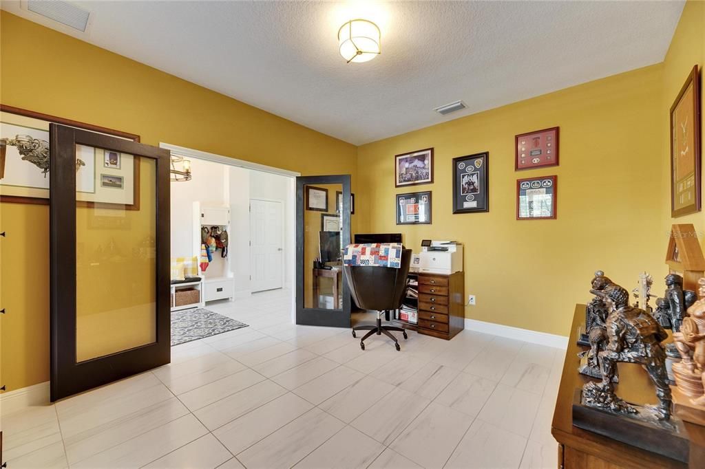 Activo con contrato: $679,000 (5 camas, 4 baños, 3615 Pies cuadrados)