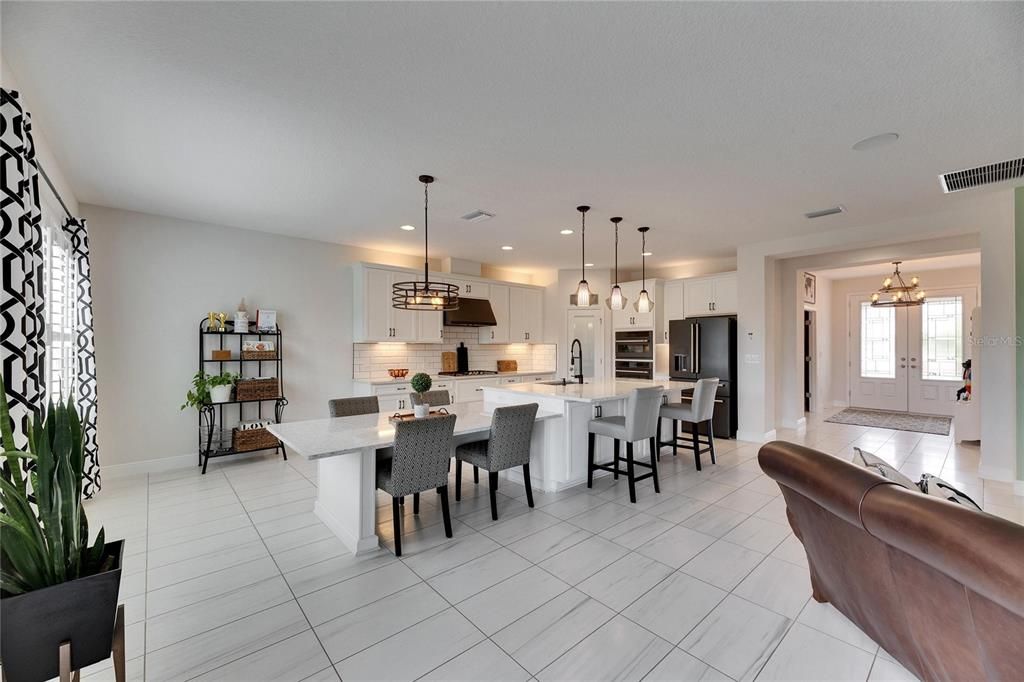 Activo con contrato: $679,000 (5 camas, 4 baños, 3615 Pies cuadrados)