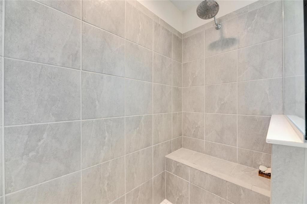 Activo con contrato: $679,000 (5 camas, 4 baños, 3615 Pies cuadrados)