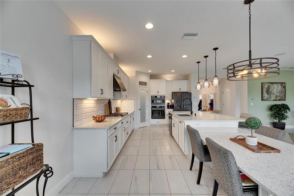 Activo con contrato: $679,000 (5 camas, 4 baños, 3615 Pies cuadrados)
