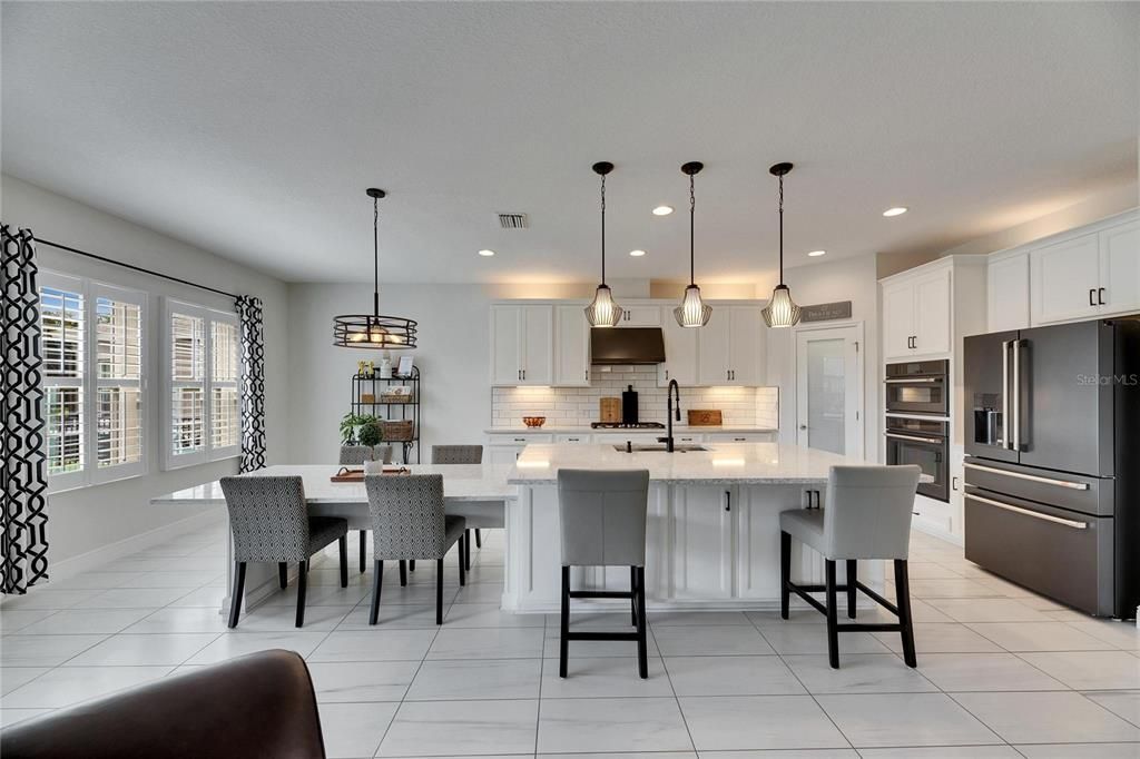 Activo con contrato: $679,000 (5 camas, 4 baños, 3615 Pies cuadrados)