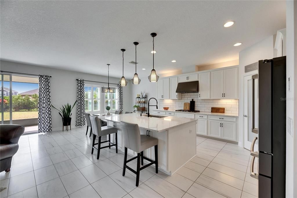 Activo con contrato: $679,000 (5 camas, 4 baños, 3615 Pies cuadrados)