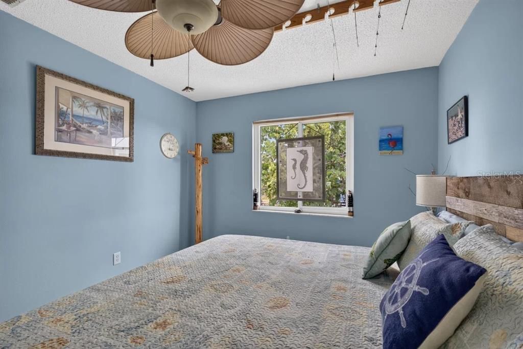 For Sale: $525,000 (2 beds, 1 baths, 840 Square Feet)