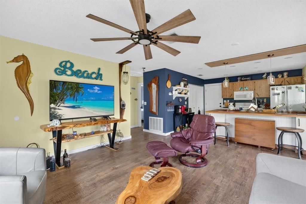 For Sale: $525,000 (2 beds, 1 baths, 840 Square Feet)