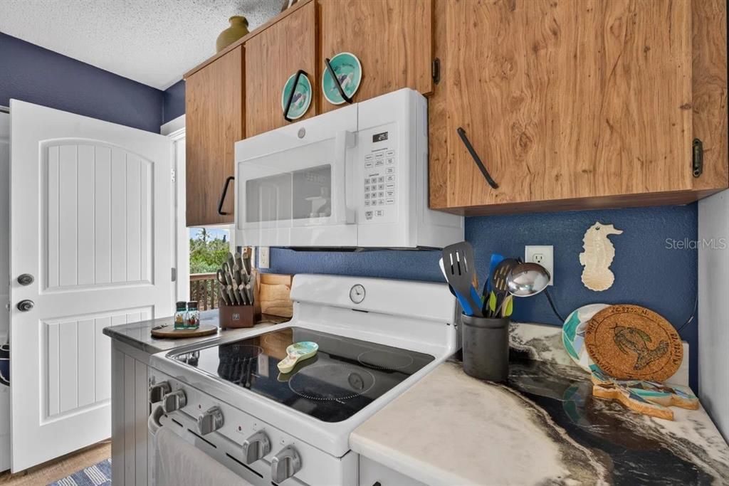For Sale: $525,000 (2 beds, 1 baths, 840 Square Feet)