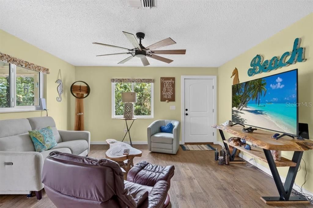 For Sale: $525,000 (2 beds, 1 baths, 840 Square Feet)