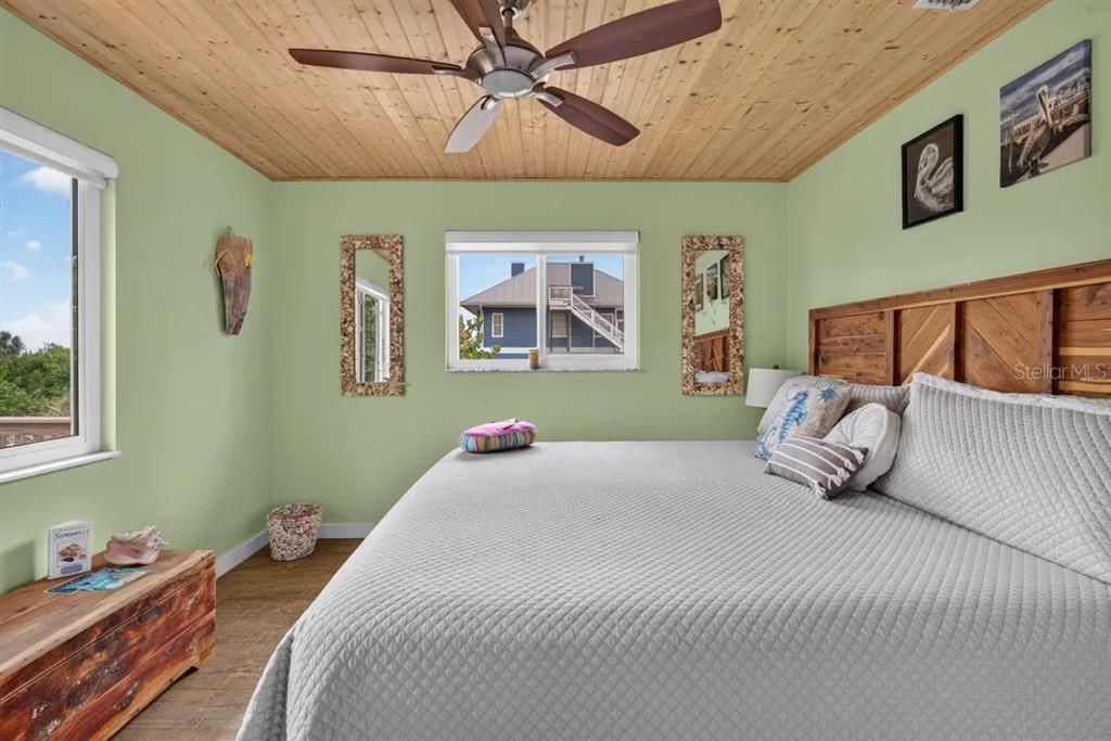 For Sale: $525,000 (2 beds, 1 baths, 840 Square Feet)