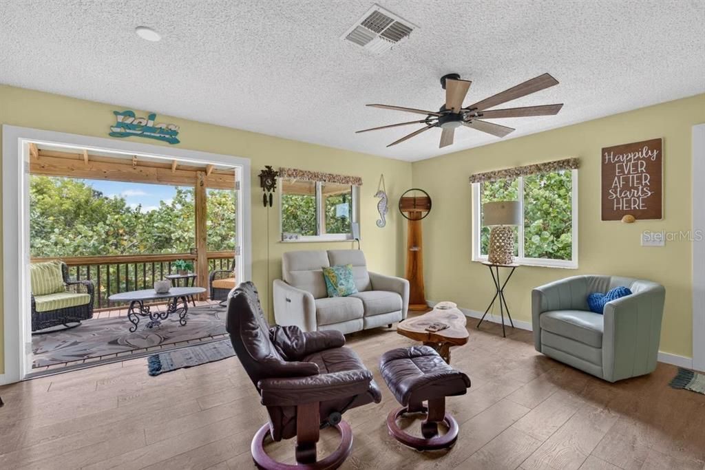 For Sale: $525,000 (2 beds, 1 baths, 840 Square Feet)