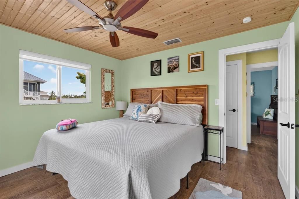 For Sale: $525,000 (2 beds, 1 baths, 840 Square Feet)