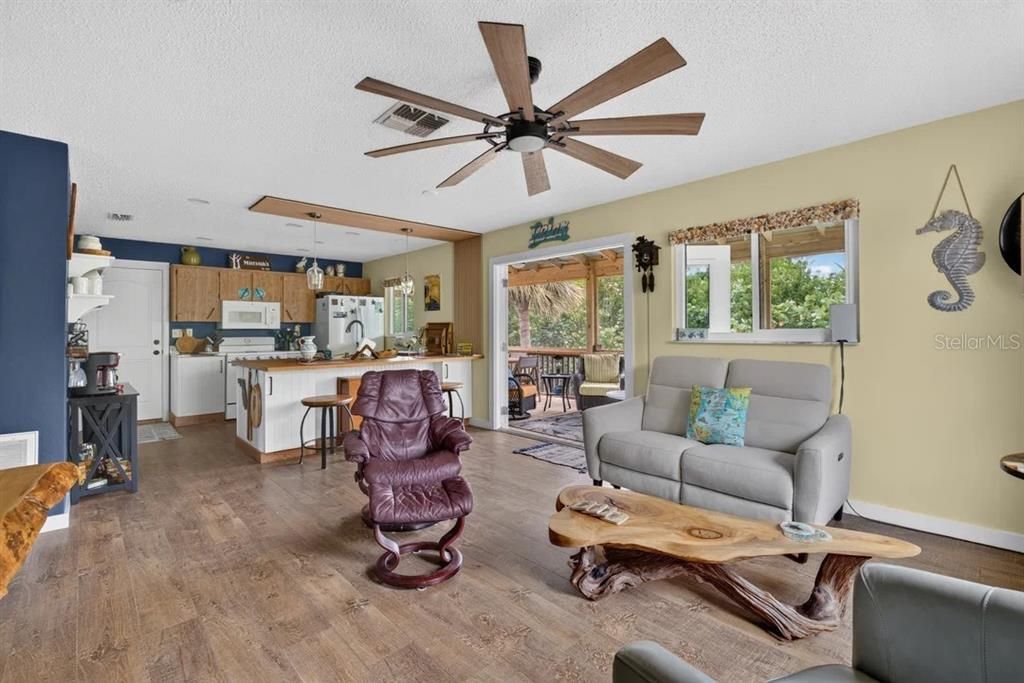 For Sale: $525,000 (2 beds, 1 baths, 840 Square Feet)