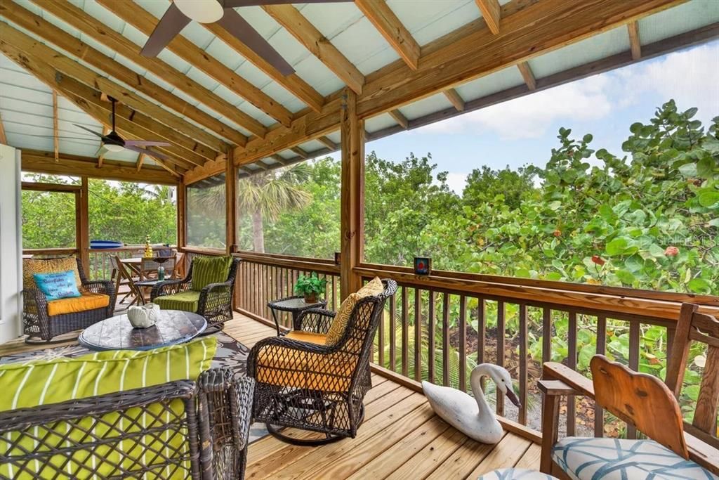 For Sale: $525,000 (2 beds, 1 baths, 840 Square Feet)
