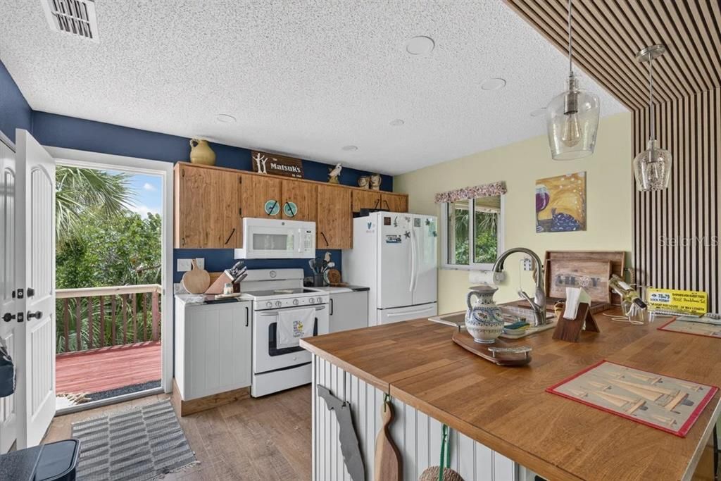 For Sale: $525,000 (2 beds, 1 baths, 840 Square Feet)