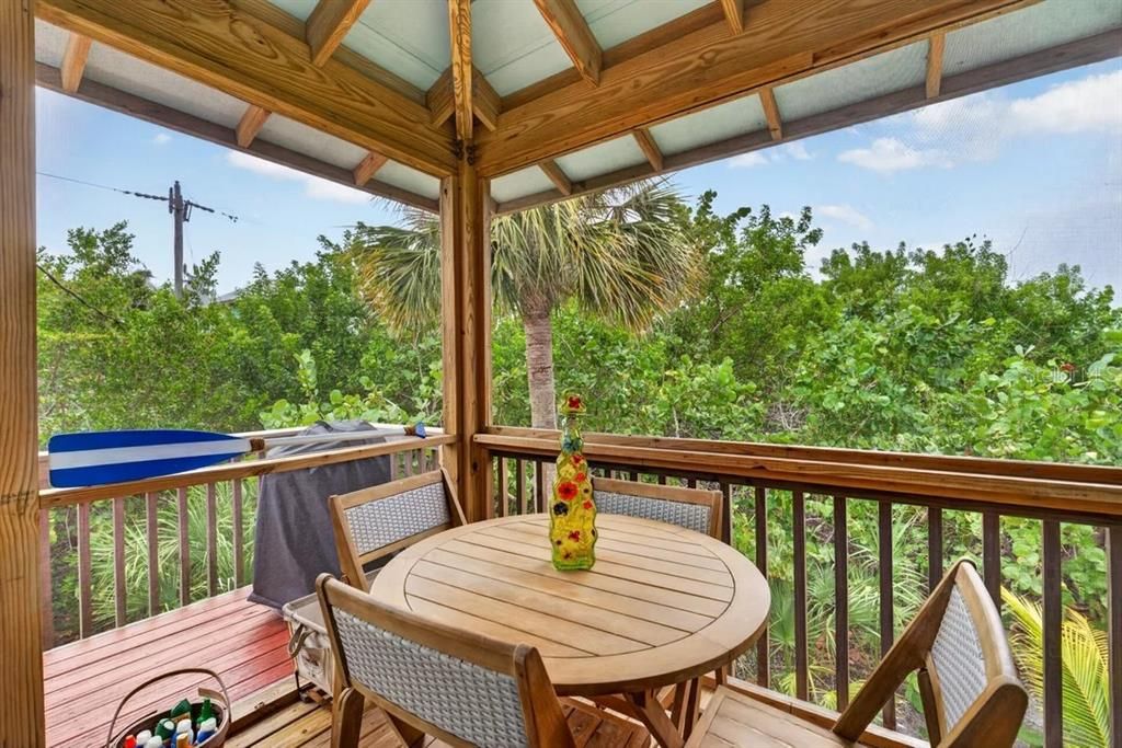 For Sale: $525,000 (2 beds, 1 baths, 840 Square Feet)